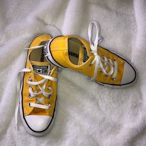 Yellow low top converse 💛